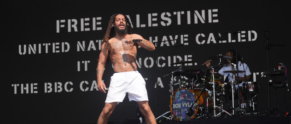 Das Duo Bob Vylan trat beim Glastonbury Festival auf.