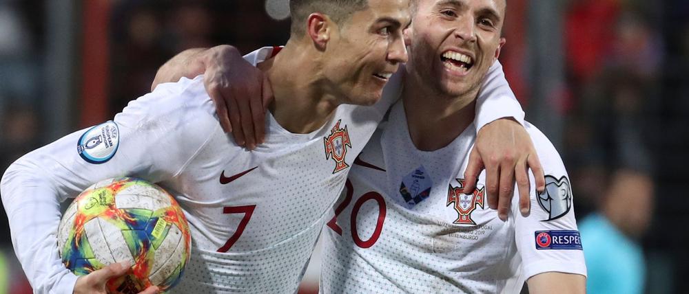 Cristiano Ronaldo (links) und der bei einem Autounfall gestorbene Diogo Jota waren jahrelang Auswahlkollegen in Portugal.