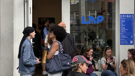 Mit Kaffee und Trendgetränken zu günstigen Preisen macht die Berliner Gastro-Kette LAP Coffee etablierten Cafés Konkurrenz.
