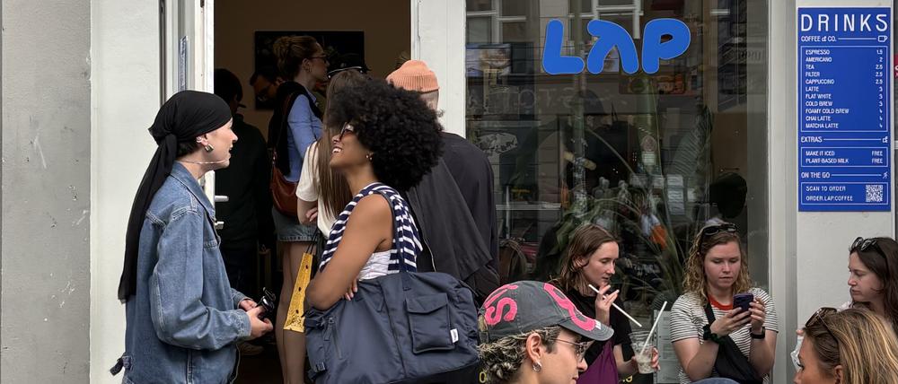 Mit Kaffee und Trendgetränken zu günstigen Preisen macht die Berliner Gastro-Kette LAP Coffee etablierten Cafés Konkurrenz.