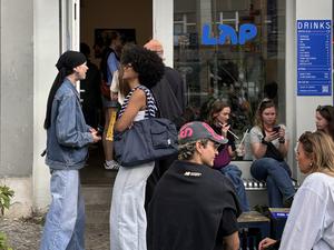 Mit Kaffee und Trendgetränken zu günstigen Preisen macht die Berliner Gastro-Kette LAP Coffee etablierten Cafés Konkurrenz.