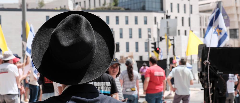Demonstranten vor dem Regierungssitz in Jerusalem fordern Bemühungen für die Heimkehr der noch 50 israelischen Geiseln in Händen der Hamas.