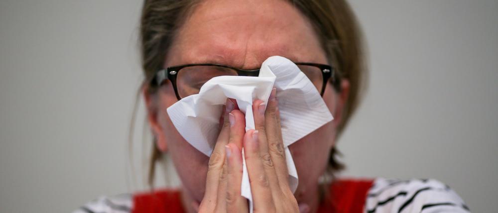 Eine Frau putzt sich am 20.02.2015 in Hamburg mit einem Papiertaschentuch die Nase (Symbolbild).