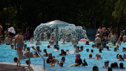 Viele Menschen suchen Abkühlung im Freibad. (Archivbild) 