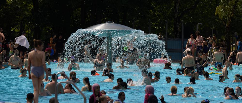 Viele Menschen suchen Abkühlung im Freibad. (Archivbild) 