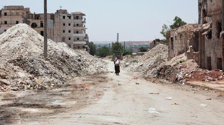 Ein Mann geht durch die Zerstörung in der Stadt Aleppo, Syrien.