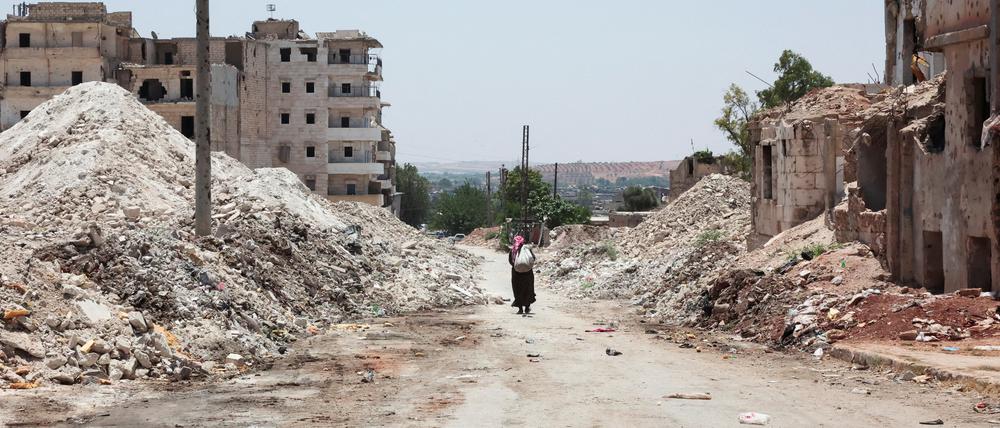 Ein Mann geht durch die Zerstörung in der Stadt Aleppo, Syrien.
