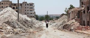 Ein Mann geht durch die Zerstörung in der Stadt Aleppo, Syrien.