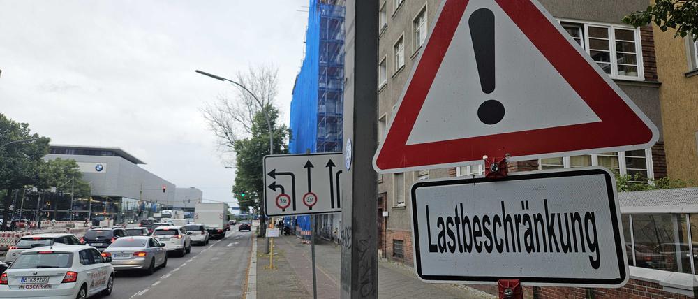 Lkw-Verkehr in der Königin-Elisabeth-Straße in Charlottenburg.
