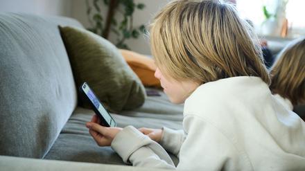 Braucht es zum Kinder- und Jugendschutz strengere Regeln für den Umgang mit sozialen Medien? Dänemark will diese Frage in den nächsten Monaten auf EU-Ebene thematisieren. (Illustration)