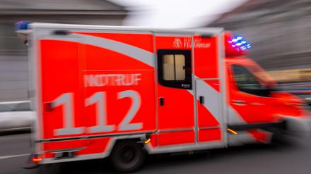 Ein Rettungswagen fährt mit Blaulicht zum Einsatz. (Archivbild) 