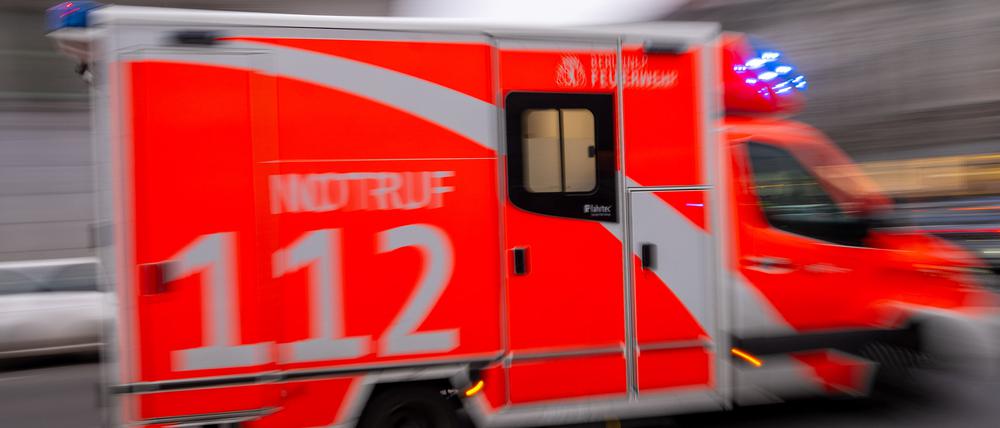 Ein Rettungswagen fährt mit Blaulicht zum Einsatz. (Archivbild) 