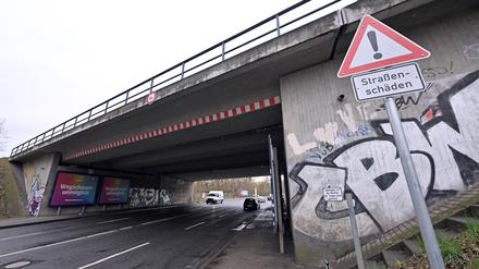 Die stadtauswärtige Brücke der L40  über den Horstweg ist inzwischen abgerissen.