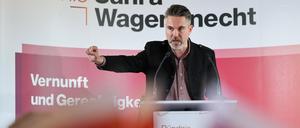 Beim Politischen Aschermittwoch des BSW im Gasthaus Knott in Tiefenbach hält der Europaabgeordneten Fabio De Masi eine Rede. 