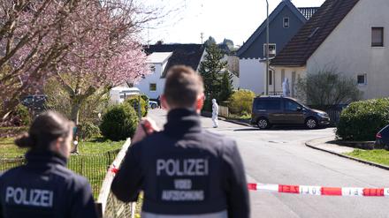 Polizei und Mitarbeiter der Spurensicherung stehen in Weitefeld im Westerwald. 