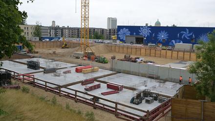 Eine Baugrube in der Max-Planck-Straße. Dort hart der  Bau von Wohnungen begonnen. Die Hasso-Plattner-Stiftung investiert einen Teil des Stiftungskapitals. 