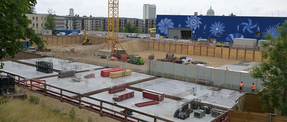 Eine Baugrube in der Max-Planck-Straße. Dort hart der  Bau von Wohnungen begonnen. Die Hasso-Plattner-Stiftung investiert einen Teil des Stiftungskapitals.
