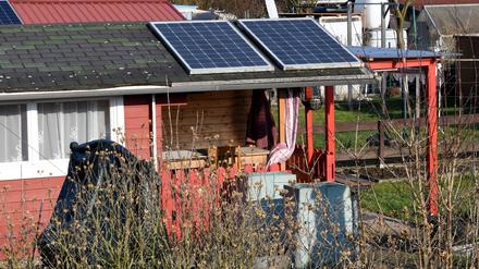 Solaranlage auf einem Gartenhaus in einem Schrebergarten.