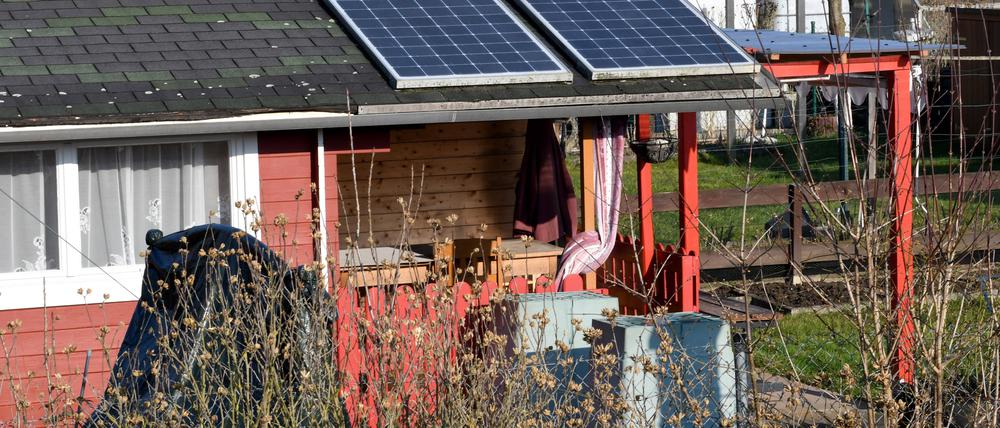 Solaranlage auf einem Gartenhaus in einem Schrebergarten.