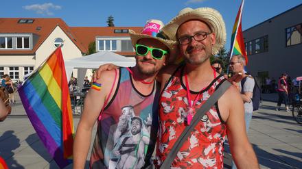 Menschen besuchen den CSD in Falkensee.