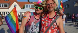 Menschen besuchen den CSD in Falkensee.