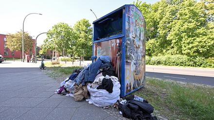 Ein überquellender Kleidercontainer in der Hebbelstraße. Etwa 25 Prozent der eingeworfenen Altkleider sind nicht mehr zu gebrauchen.