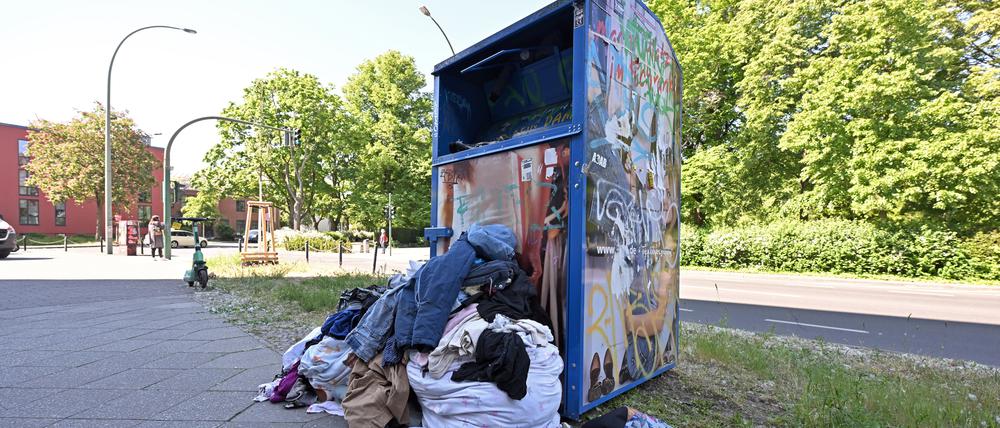 Ein überquellender Kleidercontainer in der Hebbelstraße. Etwa 25 Prozent der eingeworfenen Altkleider sind nicht mehr zu gebrauchen.