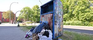 Ein überfüllter Altkleidercontainer in der Hebbelstraße.