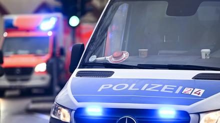 Ein Polizeiauto und ein Rettungswagen mit Blaulicht. 