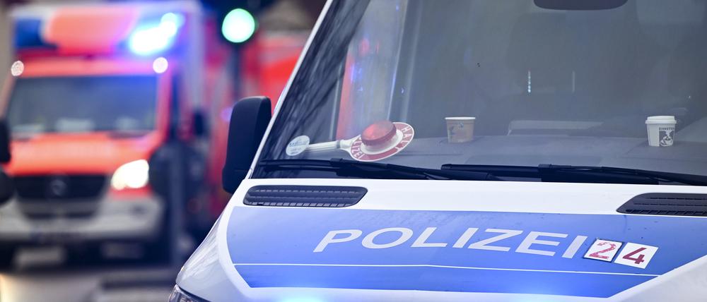Ein Polizeiauto und ein Rettungswagen mit Blaulicht. 