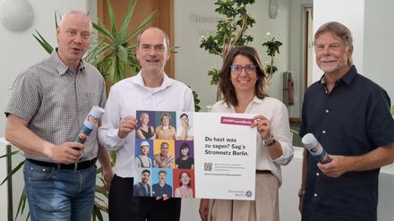 Christian Hauthal und Uwe Müller (außen) gehören dem aktuellen Bürgerrat an. Neben ihnen Bezirksbürgermeisterin Nadja Zivkovic und Tom Rütting von Stromnetz Berlin.