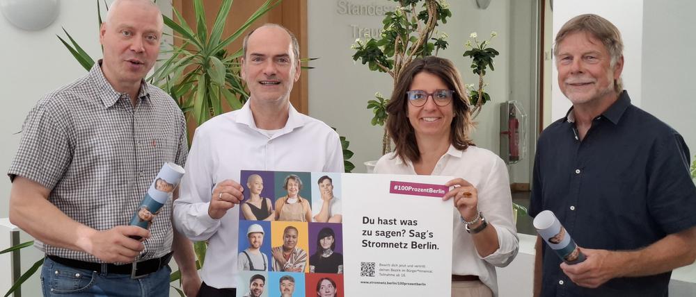 Christian Hauthal und Uwe Müller (außen) gehören dem aktuellen Bürgerrat an. Neben ihnen Bezirksbürgermeisterin Nadja Zivkovic und Tom Rütting von Stromnetz Berlin.