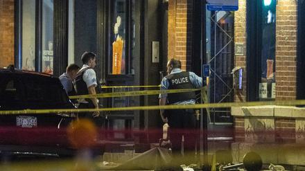 Die Polizei von Chicago untersucht den Schauplatz einer Schießerei, die sich im Artis Restaurant and Lounge in der Chicago Avenue im Stadtteil River North ereignet hat. 
