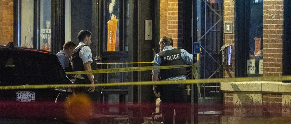 Die Polizei von Chicago untersucht den Schauplatz einer Schießerei, die sich im Artis Restaurant and Lounge in der Chicago Avenue im Stadtteil River North ereignet hat. 