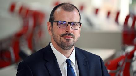 Brandenburgs Bildungsminister Steffen Freiberg (SPD) räumt Herausforderungen für das nächste Schuljahr ein. (Archivbild)