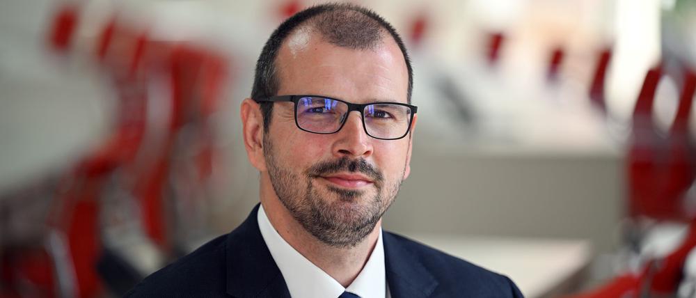 Brandenburgs Bildungsminister Steffen Freiberg (SPD) räumt Herausforderungen für das nächste Schuljahr ein. (Archivbild)