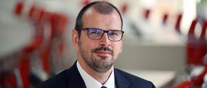 Brandenburgs Bildungsminister Steffen Freiberg (SPD) räumt Herausforderungen für das nächste Schuljahr ein. (Archivbild)