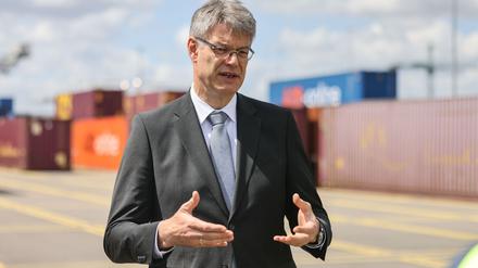 Die Bundesregierung will in den kommenden vier Jahren mit 400 Millionen Euro aus dem Klimafonds den klimafreundlichen Umbau von Häfen und Schiffen fördern, sagt Bundesverkehrsminister Patrick Schnieder (CDU).