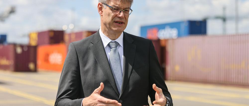 Die Bundesregierung will in den kommenden vier Jahren mit 400 Millionen Euro aus dem Klimafonds den klimafreundlichen Umbau von Häfen und Schiffen fördern, sagt Bundesverkehrsminister Patrick Schnieder (CDU).