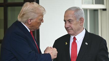 Hand drauf. Offenbar hat Netanjahu einem Vorstoß Trumps für eine Waffenruhe zugestimmt.
