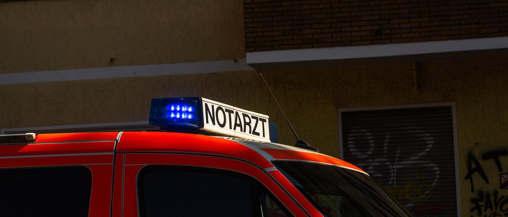 Ein Rettungswagen der Berliner Feuerwehr steht während eines Einsatzes geparkt.