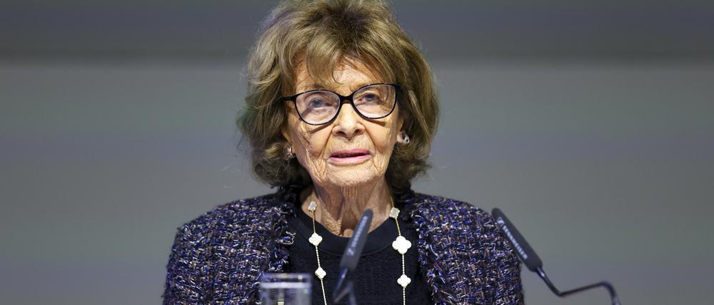 Charlotte Knobloch, Holocaust-Überlebende und ehemalige Präsidentin des Zentralrats der Juden in Deutschland, am Rednerpult bei ihrer ersten Vorlesung im Rahmen der Heinrich-Heine-Gastprofessur im Audimax.