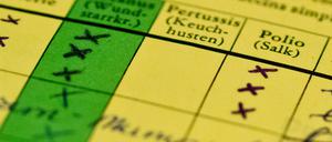 Ein Impfbuch mit markierten Feldern Diphterie (l-r), Tetanus (Wundstarrkrampf), Pertussis (Keuchhusten), Polio und Masern liegt auf einem Tisch.