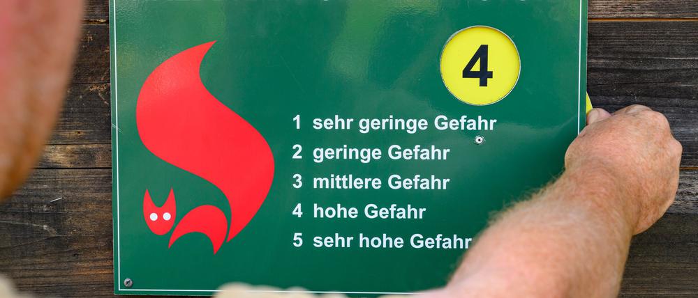 Am Samstag soll in Brandenburg an vielen Orten wieder eine hohe bis sehr hohe Waldbrandgefahr bestehen. (Symbolbild)