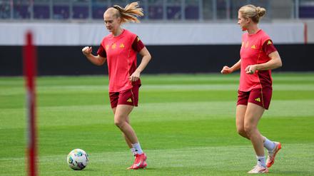 Janina Minge (li.) und Rebecca Knaak (re.) haben im Training an ihrer Eingespieltheit gearbeitet. 
