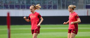 Janina Minge (li.) und Rebecca Knaak (re.) haben im Training an ihrer Eingespieltheit gearbeitet. 