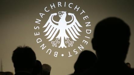 Geladene Gäste verfolgen die Eröffnung des Besucherzentrums des Bundesnachrichtendienstes (BND).