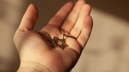 Eine Kette mit Davidstern. 