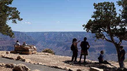 Touristen besichtigen den Grand Canyon im US-Bundesstaat Arizona (Symbolbild).