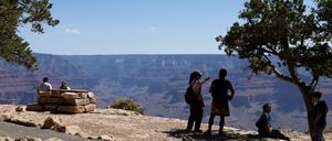 Touristen besichtigen den Grand Canyon im US-Bundesstaat Arizona (Symbolbild).